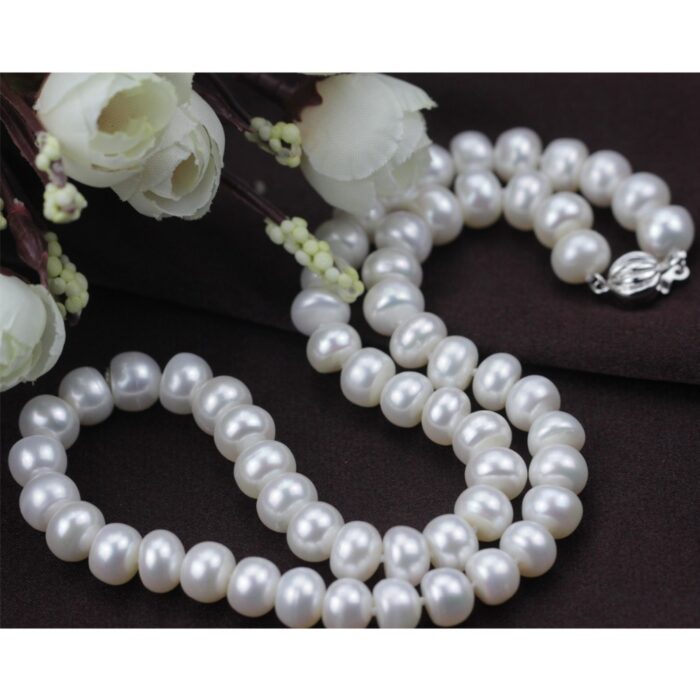 Vintage style pearl choker