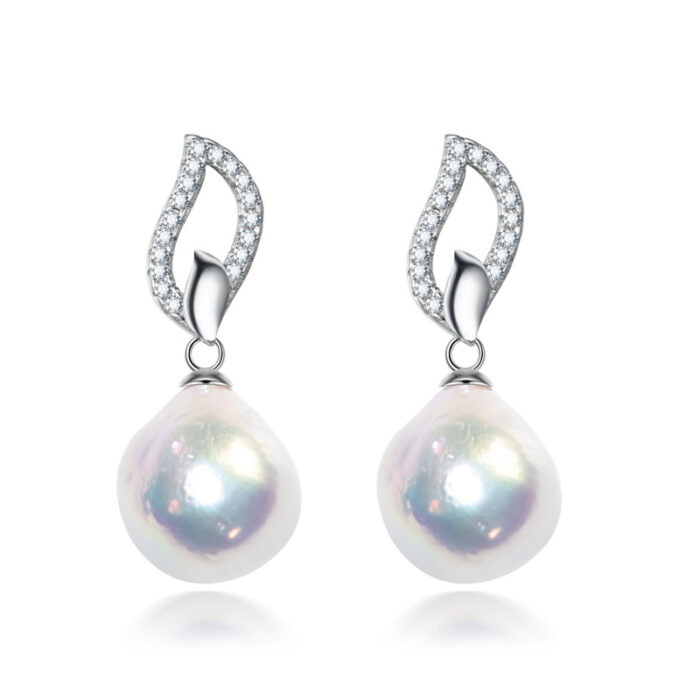 Single strand pearl necklace